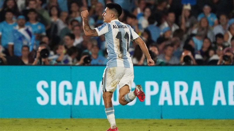 Un golazo de Thiago Almada le dio la victoria a Argentina