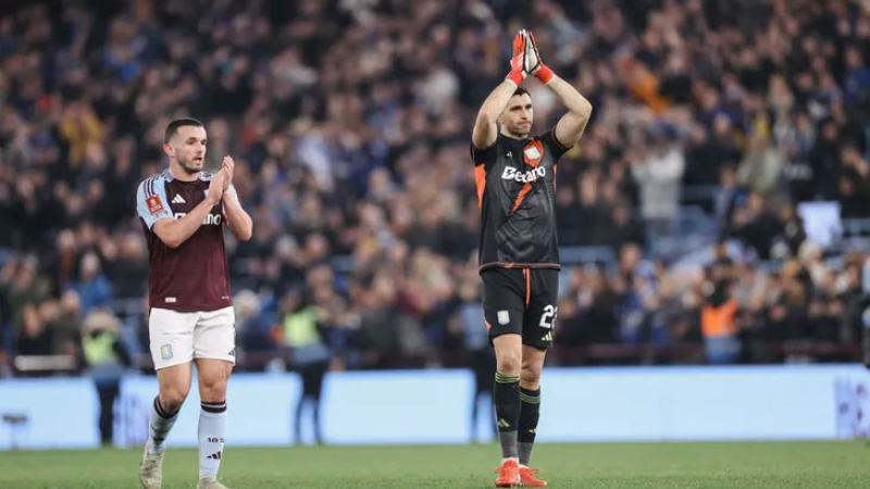 El "Dibu" Martínez alcanzó los 200 partidos con el Aston Villa