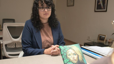 La escritora Camila Grunwald presentó sus nuevos libros a la presidenta de la Legislatura