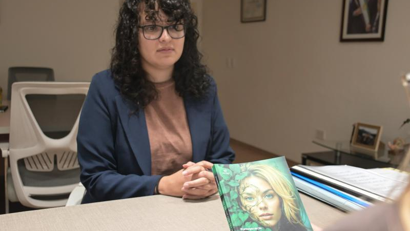 La escritora Camila Grunwald presentó sus nuevos libros a la presidenta de la Legislatura