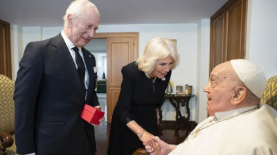 El papa Francisco se mostró junto al rey Carlos III y la reina Camila