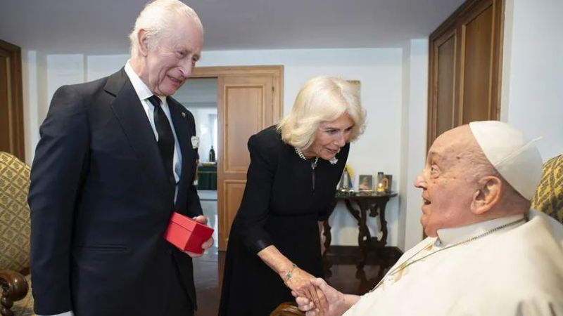 El papa Francisco se mostró junto al rey Carlos III y la reina Camila
