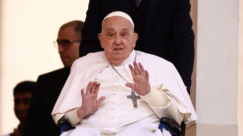 Francisco salió a saludar a los fieles y pidió rezar por los pobres en la misa del Domingo de Ramos