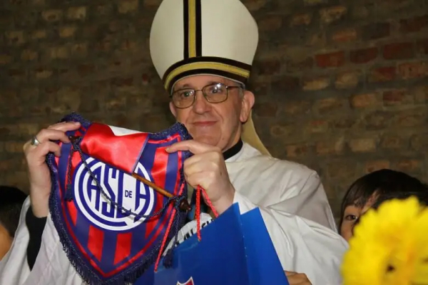 En esta imagen del 24 de marzo de 2011, publicada por el equipo de fútbol San Lorenzo de Almagro el 13 de marzo de 2013, el entonces cardenal argentino Jorge Bergoglio sostiene una pequeña bandera de San Lorenzo Club Atlético San Lorenzo de Almagro.