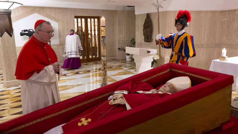 El Vaticano publicó las primeras imágenes de Francisco en su féretro