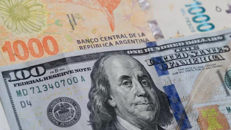 Ahorristas desarman los plazos fijos para comprar dólares tras la salida del cepo