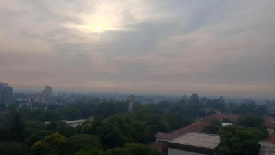 Humo sobre Resistencia debido a incendios en el este de la provincia