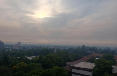 Humo sobre Resistencia debido a incendios en el este de la provincia