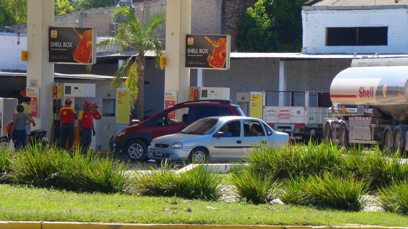 La nafta bajó 4% pero la incertidumbre sigue