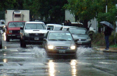 El paro de colectivos y la lluvia redujeron al mínimo la actividad en la ciudad