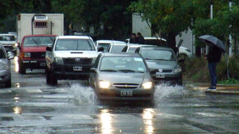 El paro de colectivos y la lluvia redujeron al mínimo la actividad en la ciudad
