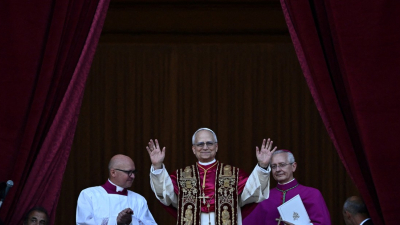 El papa León XIV lanza un "llamado a la paz" a "todos los pueblos" en su primeras palabras