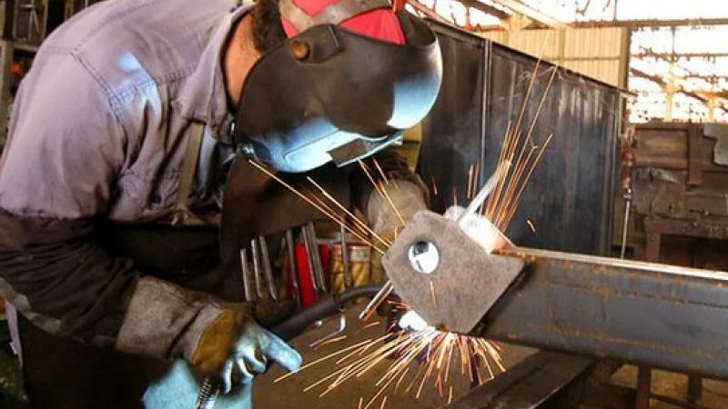 La industria se hundió 4,5 % en marzo, su peor dato desde 2023