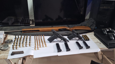 En tres allanamientos, secuestraron armas, drogas y dinero en efectivo