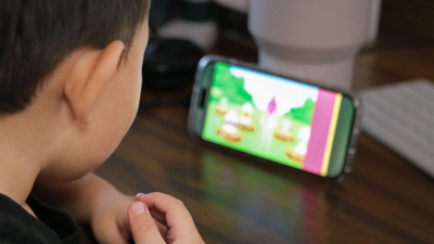 Una adicción invisible con serias consecuencias para el futuro de nuestros hijos