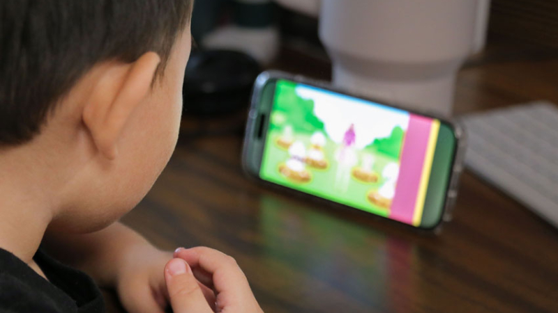 Una adicción invisible con serias consecuencias para el futuro de nuestros hijos