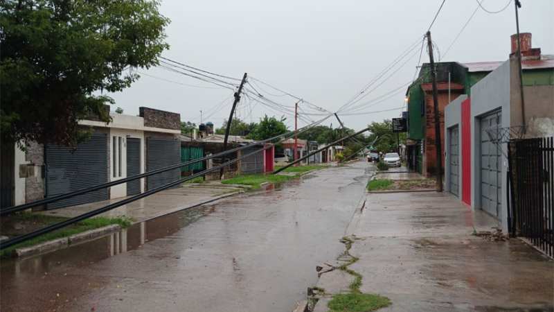 Vecinos reclaman por la caída de postes y esperan la intervención de las autoridades