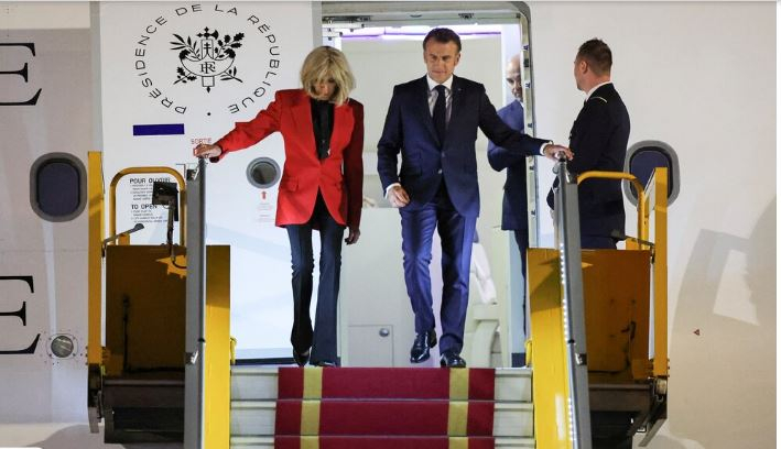Macron 2.JPG