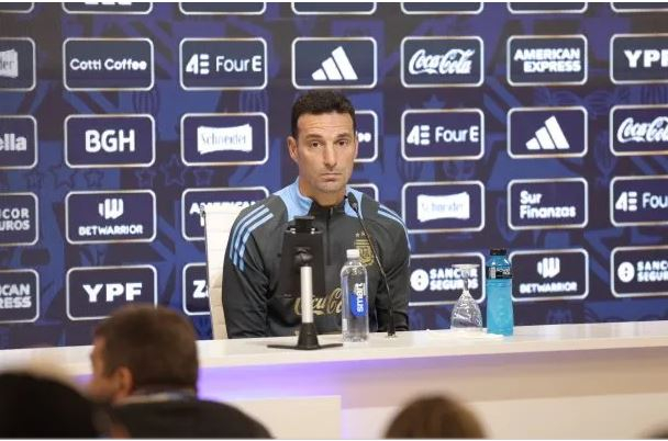 Scaloni conferencia.JPG