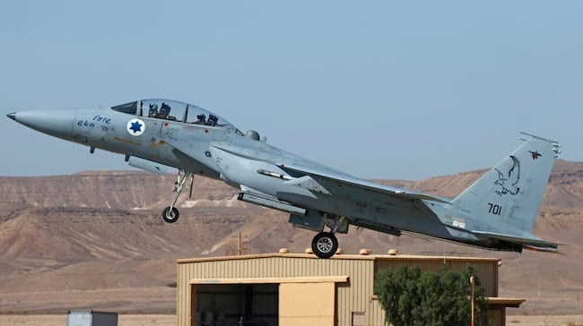 un-f-15-israeli-despega-en-la-ba.jpg