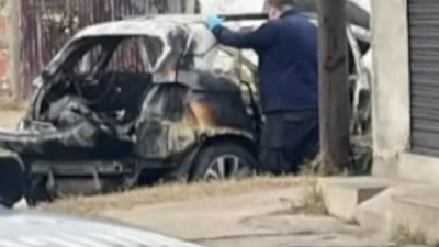 Hallaron dos cadáveres calcinados en un auto tras una compra de drogas