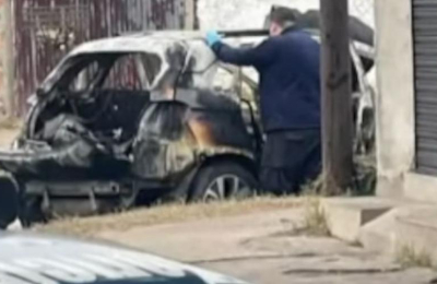 Hallaron dos cadáveres calcinados en un auto tras una compra de drogas