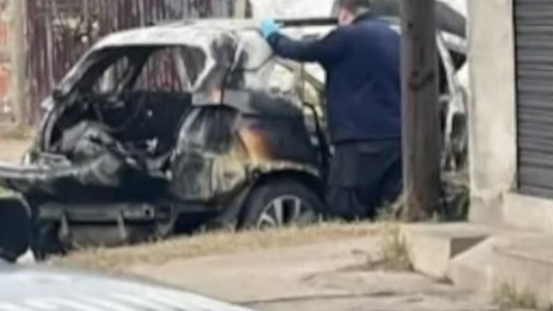 Hallaron dos cadáveres calcinados en un auto tras una compra de drogas