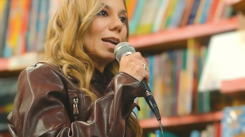 Evangelina Cavi presentó su nuevo libro "La leyenda de la Dama Flor"