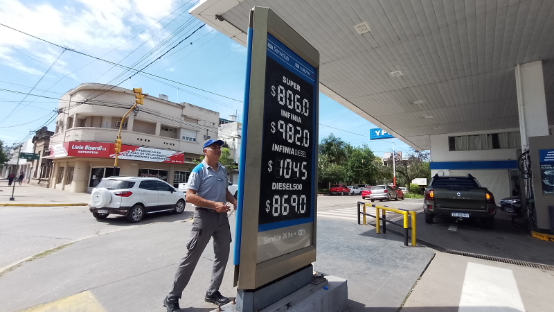 Qué puede pasar con el precio de la nafta tras la suba del petróleo por el conflicto en Medio Oriente