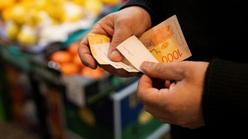 En sólo un mes, la canasta básica que delimita la pobreza aumentó casi $50.000