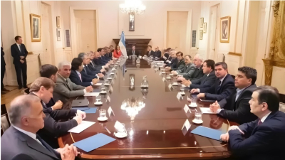 Gobernadores exigen redistribuir el impuesto a los combustibles y mayor acceso a fondos nacionales