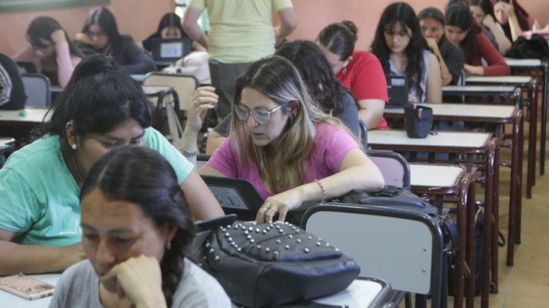 Crece la graduación en las carreras docentes, pero el salario es el más bajo en los últimos 20 años