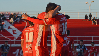 Estudiantes metió un costoso triunfo ante Fontana y trepó a la punta del torneo