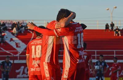Estudiantes metió un costoso triunfo ante Fontana y trepó a la punta del torneo