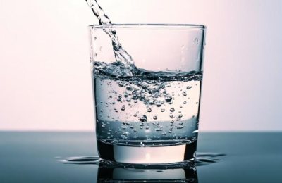 Consumir agua para regular el azúcar en la sangre y bajar niveles de colesterol