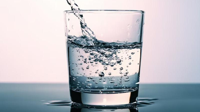 Consumir agua para regular el azúcar en la sangre y bajar niveles de colesterol