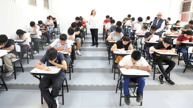 Por el mal uso de la IA, cada vez más docentes vuelven al examen escrito