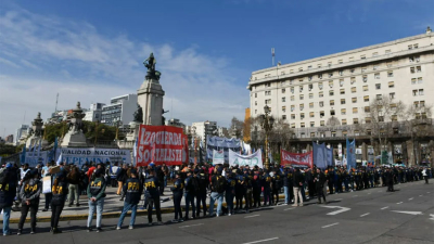 Corridas, gases lacrimógenos y un camión hidrante en el Congreso