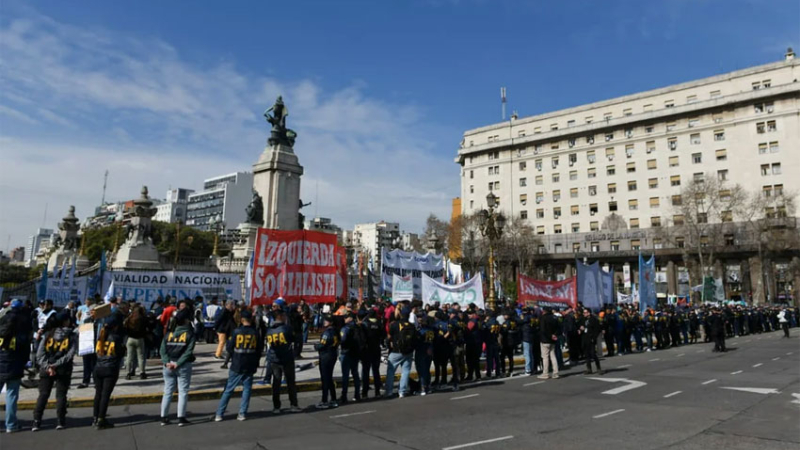 Corridas, gases lacrimógenos y un camión hidrante en el Congreso