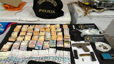 En allanamiento de vivienda secuestran drogas, dinero y un arma de fuego