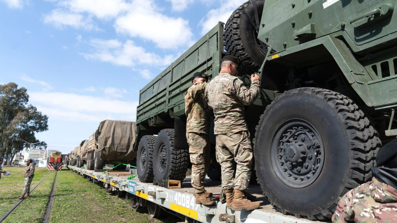 Comienza el traslado en ferrocarril de vehículos militares para el Ejercicio "Libertador" 
