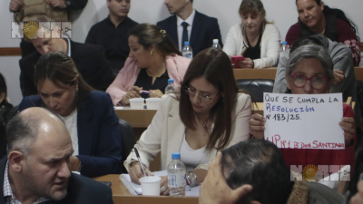 Marcela Acuña continúa exhibiendo carteles de protesta