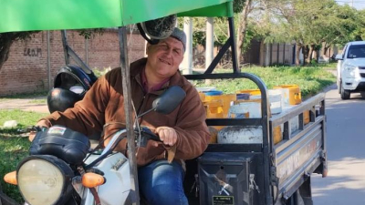 De la camioneta a la moto: una imagen de la crisis y los costos por trabajar