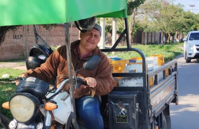 De la camioneta a la moto: una imagen de la crisis y los costos por trabajar