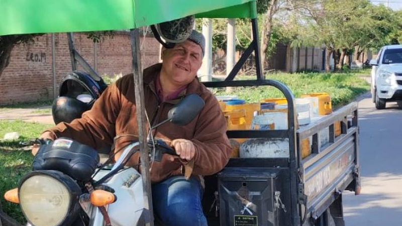 De la camioneta a la moto: una imagen de la crisis y los costos por trabajar