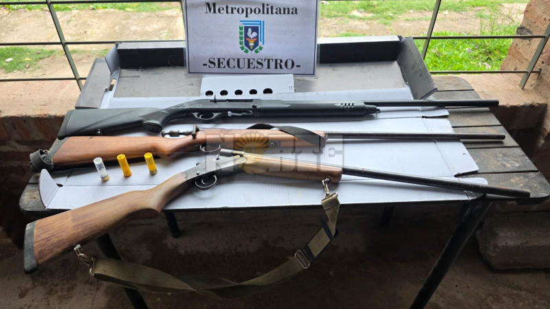 Delante de sus hijos, amenazó con una escopeta a su esposa