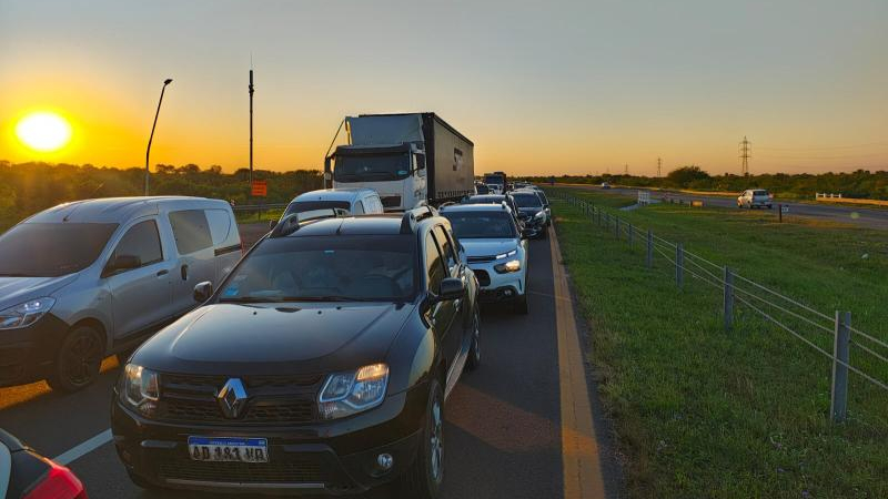 Cruzar el puente General Belgrano se convirtió en un suplicio para los conductores