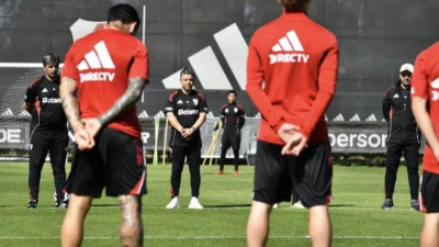 Minuto de silencio en la práctica de River