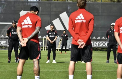 Minuto de silencio en la práctica de River