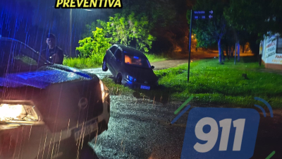 Volcó un auto en plena lluvia: cayó en una zanja en Resistencia